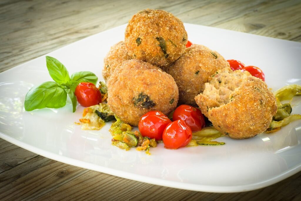 Patate schiacciate in friggitrice ad aria con gorgonzola e speck: croccanti fuori