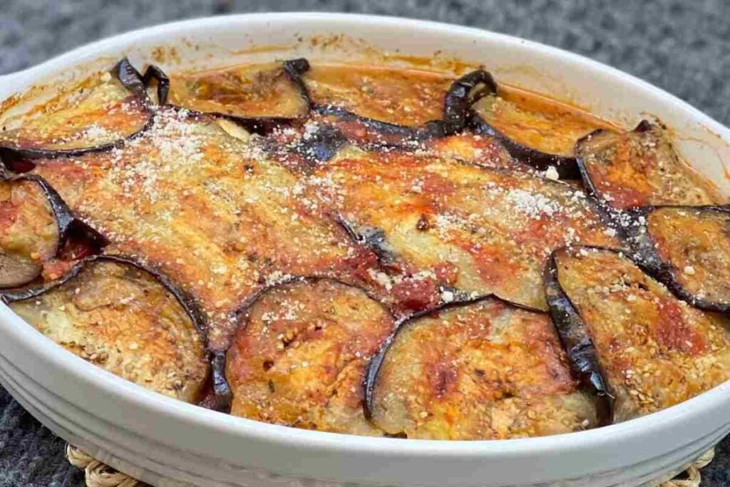 Tortino di melanzane filante: strati di pomodoro, prosciutto e provola in forno