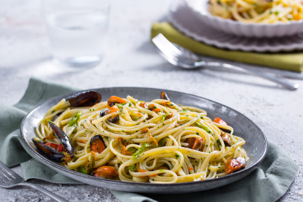 Linguine alle vongole con fiori di zucca e zafferano: profumate e veloci